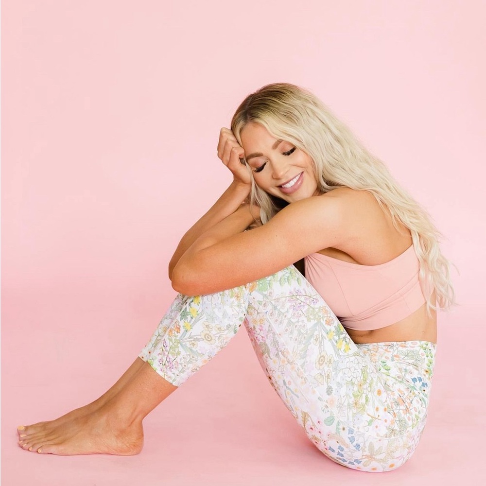 Cara Loren Active blooms cross front pocket leggings